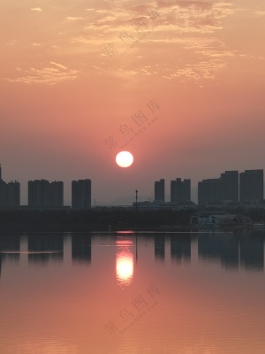 城市湖面日落