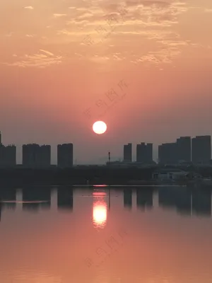 城市湖面日落