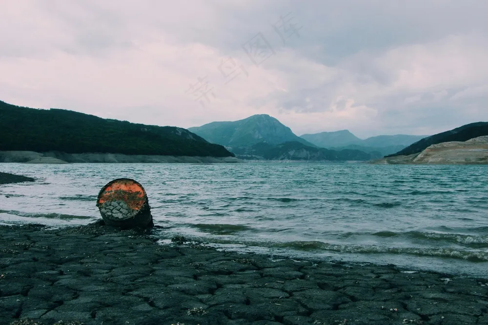 湖光山色孤桶图：黯淡神秘色调摄影珍藏