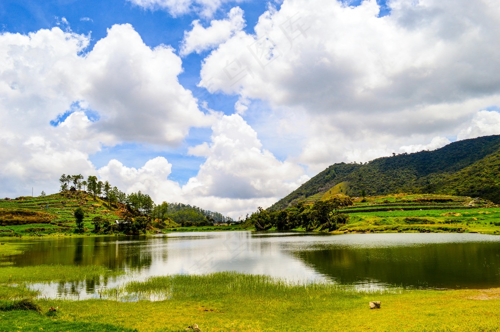 山间湖泊的宁静美景