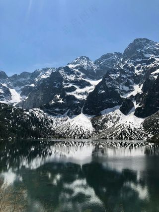 雪山湖泊静谧景·冷峻写实风·灰蓝相映图·壁纸收藏照
