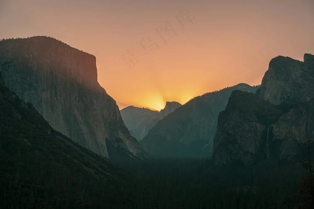 夕阳余晖下的山谷剪影 夕阳余晖下的山谷剪影