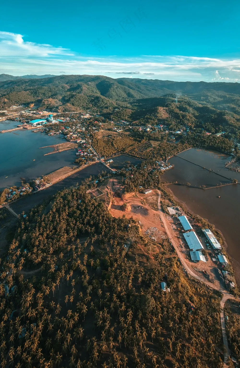 秋日湖畔的宁静风景