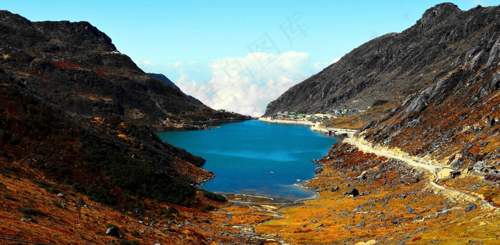 高原蓝湖：秋日山谷的宁静风光