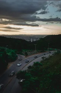 黄昏下的城市轮廓,暗色调中的宁静时刻 黄昏下的城市轮廓,暗色调中的宁静时刻