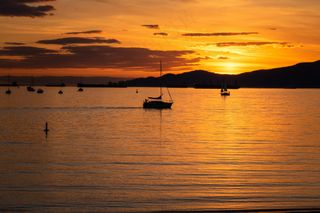 金色晚霞下的宁静海面