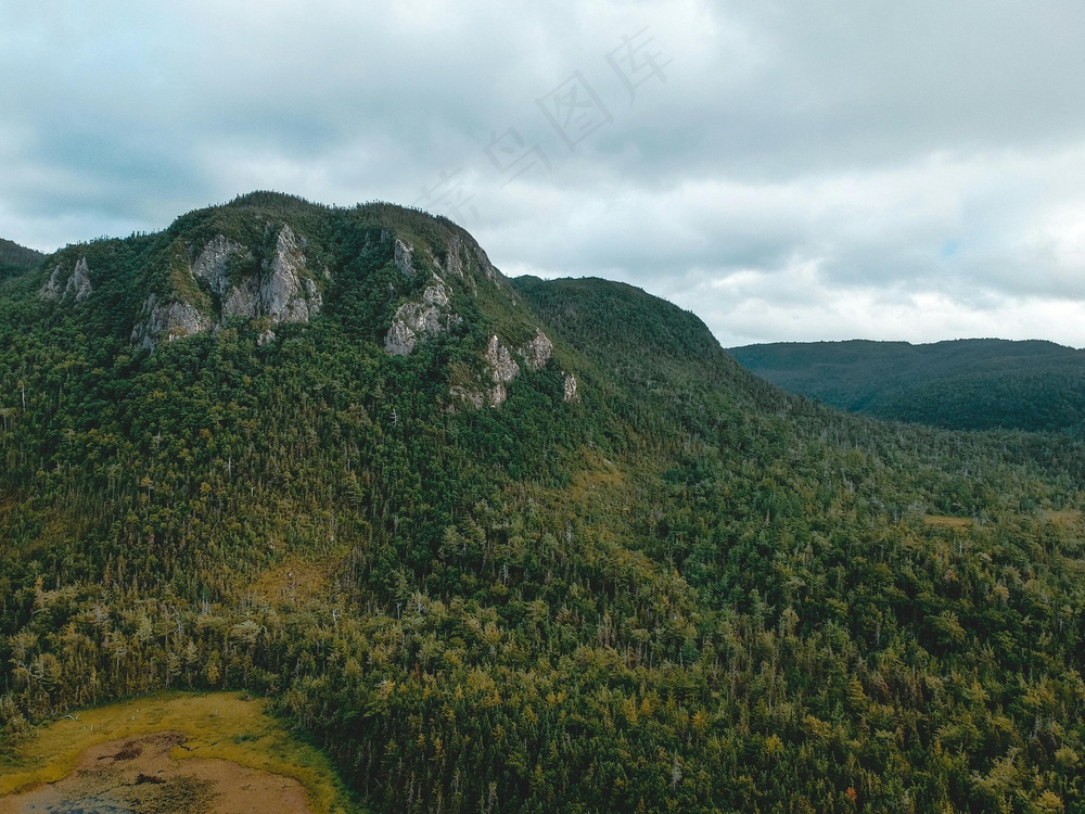 山峦叠嶂，云雾缭绕的壮丽自然风光