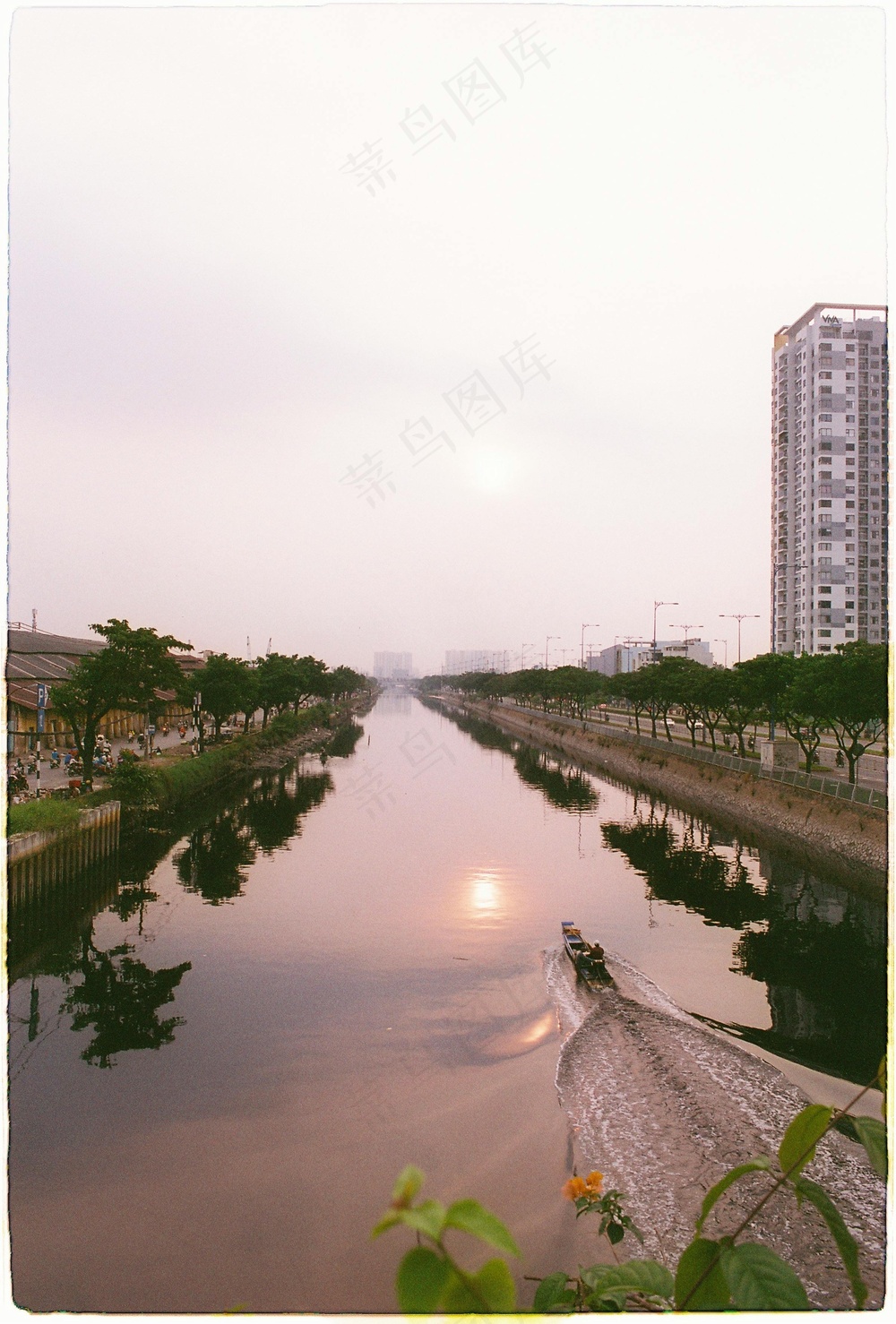 黄昏下的宁静河景
