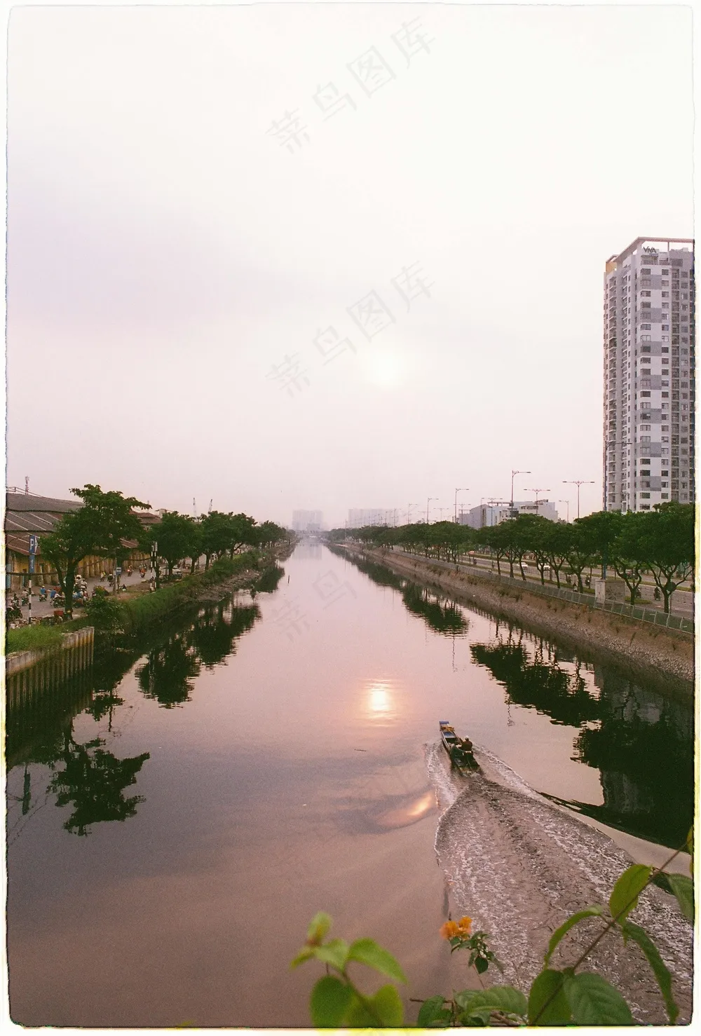 黄昏下的宁静河景