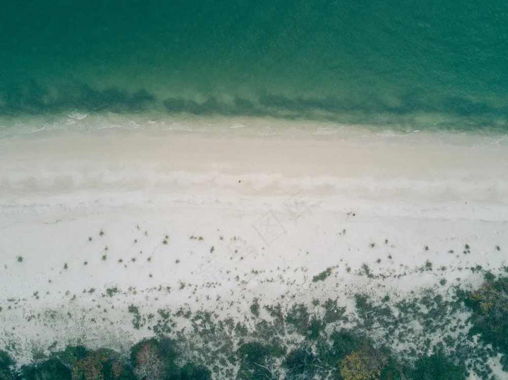 双人漫步蓝滩静谧景·航拍自然