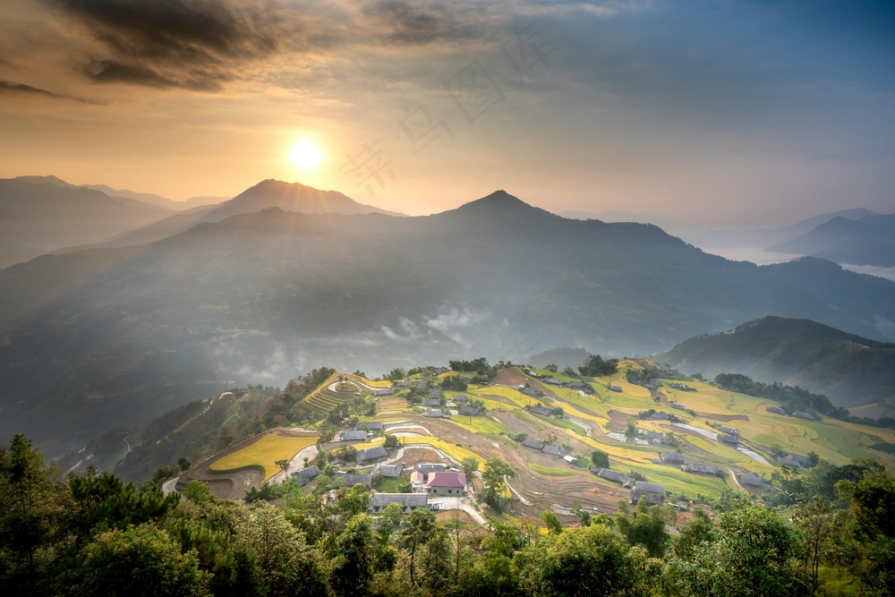晨光映山丘：写实田园风光