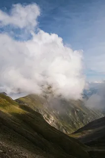 云雾缭绕的高山之巅 云雾缭绕的高山之巅