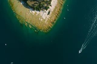 静谧海韵：航拍蓝绿画卷