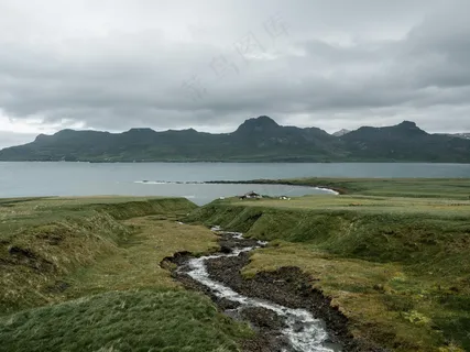 宁静的田野与远方的湖泊