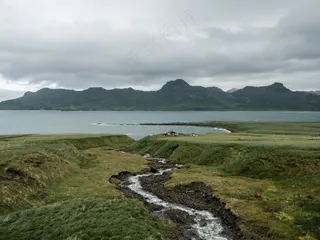 宁静的田野与远方的湖泊