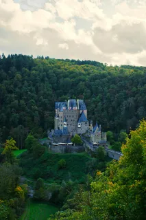 绿意环抱的古堡