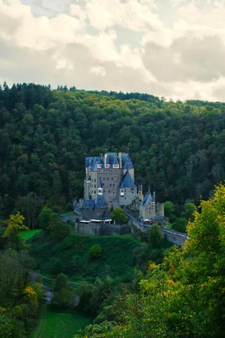 绿意环抱的古堡