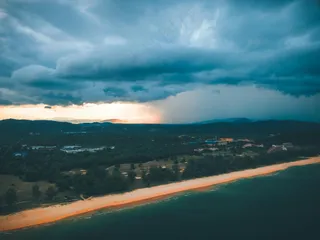 黄昏雨幕下的宁静海岸线