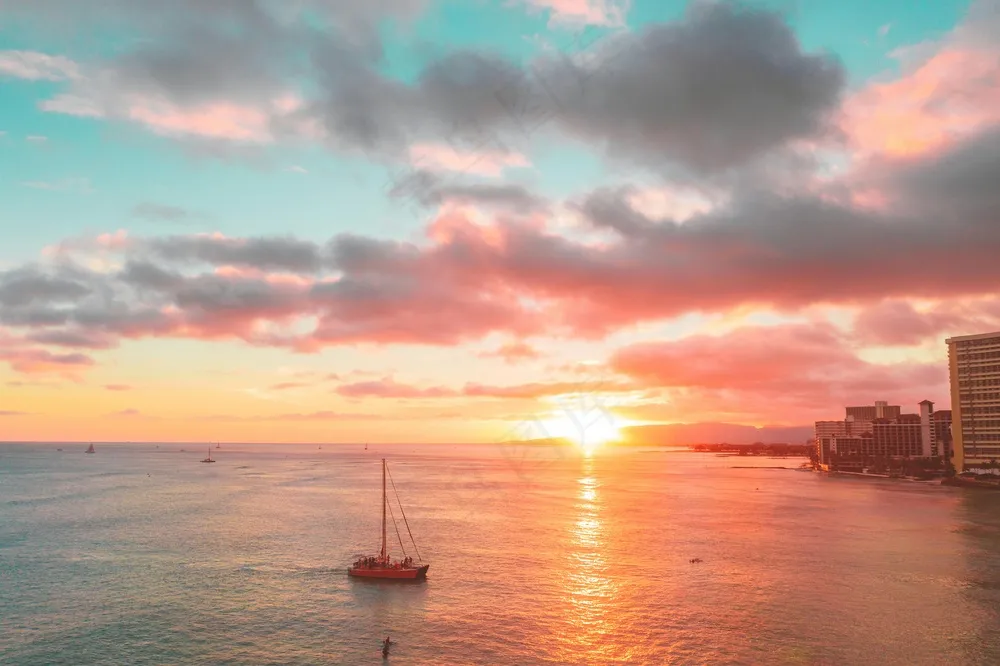 夕阳下的宁静海港