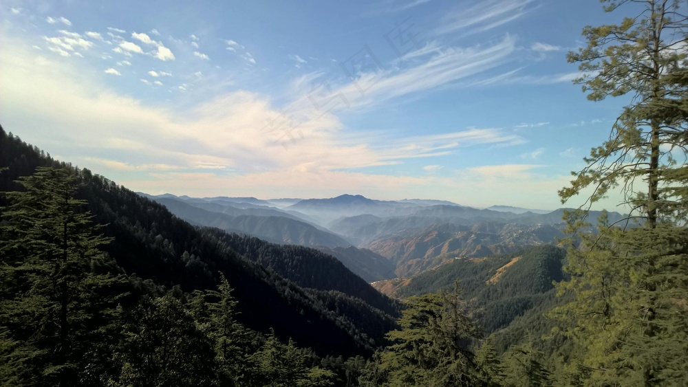 山间晨光与远山的交响诗