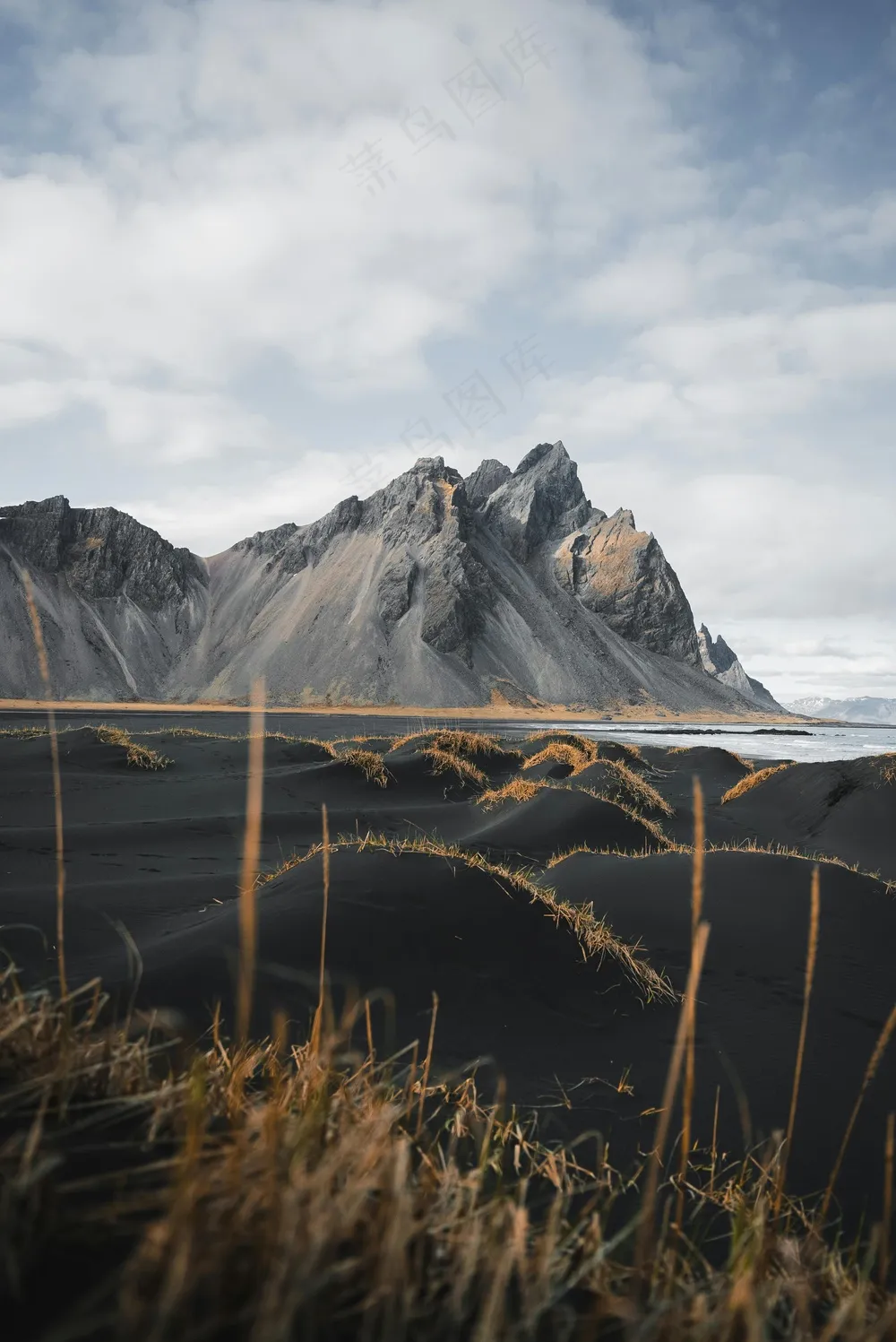 山间云雾缭绕的宁静风景
