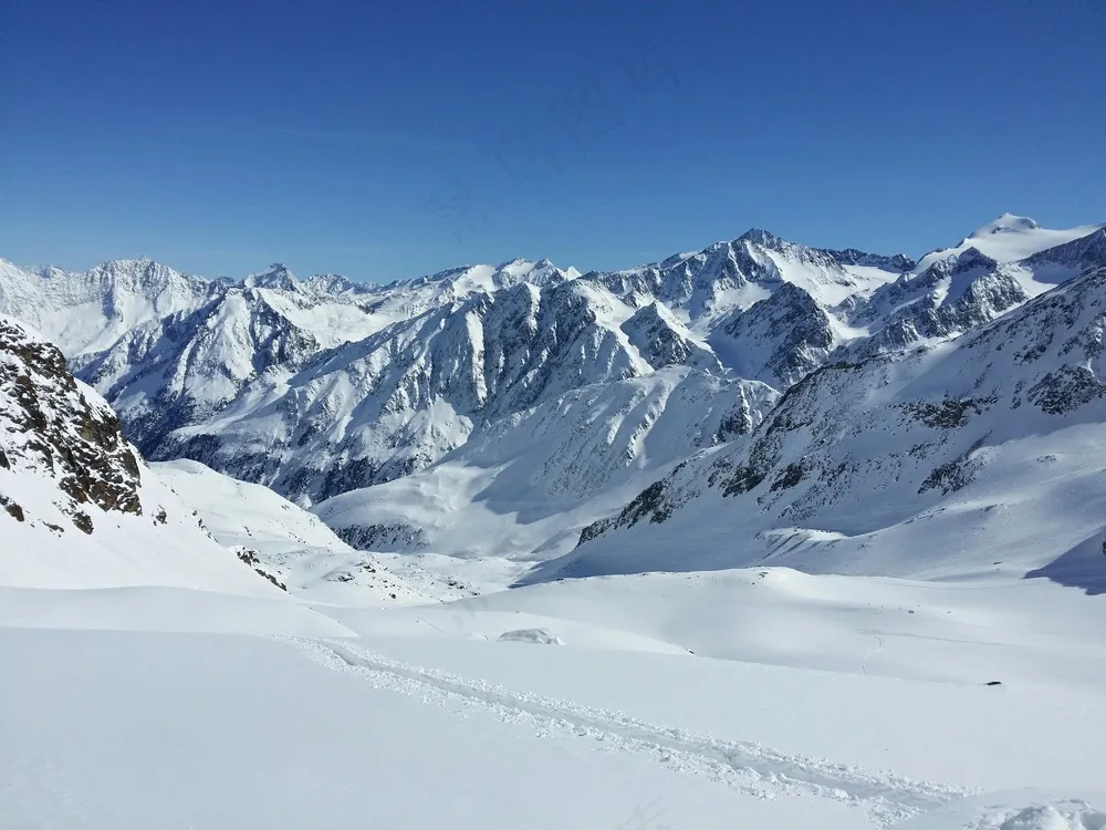 雪白的山峰，蓝天之下