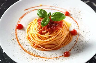 美味的意大利面番茄奶油意面罗勒叶美食摄影图