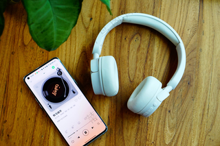 纯白色居家风头戴式耳机样机