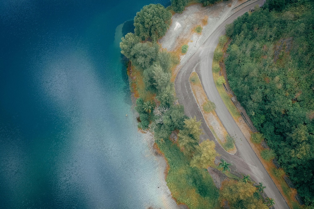 湖光山色间，蜿蜒道路长
