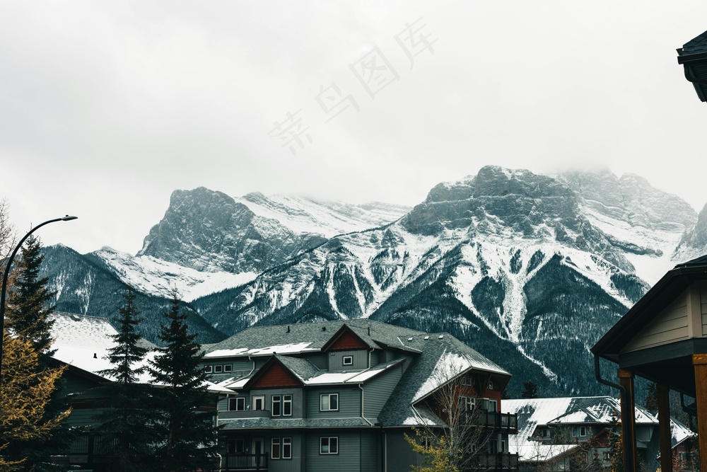静谧山间雪景，冷色调中的宁静小镇
