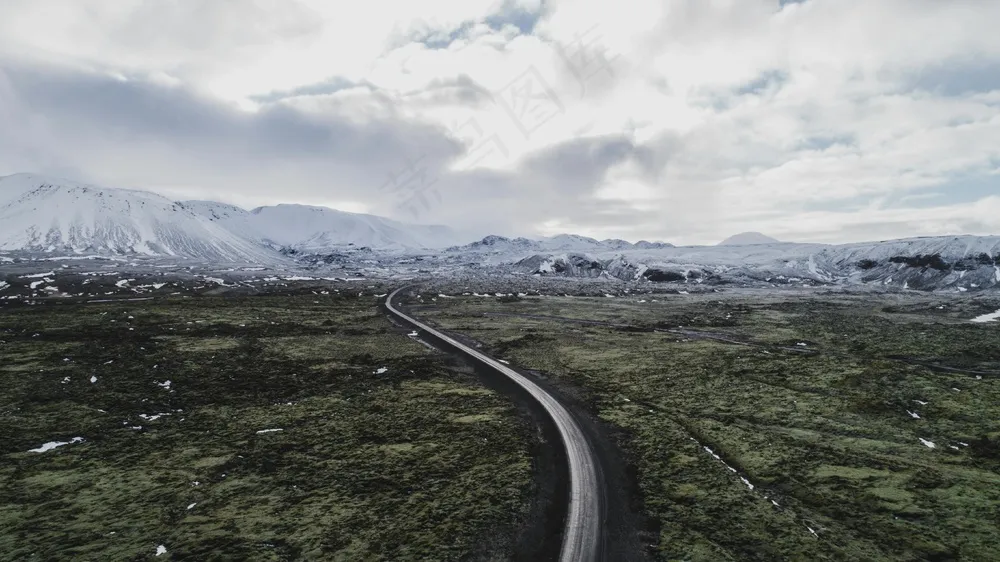 蜿蜒穿绿的孤独公路 蜿蜒穿绿的孤独公路