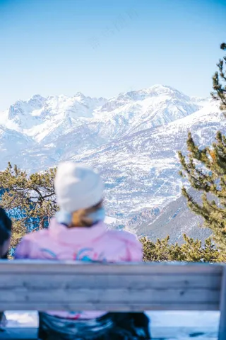 夕阳下的宁静湖面