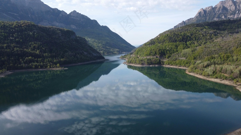 山谷间的宁静湖泊