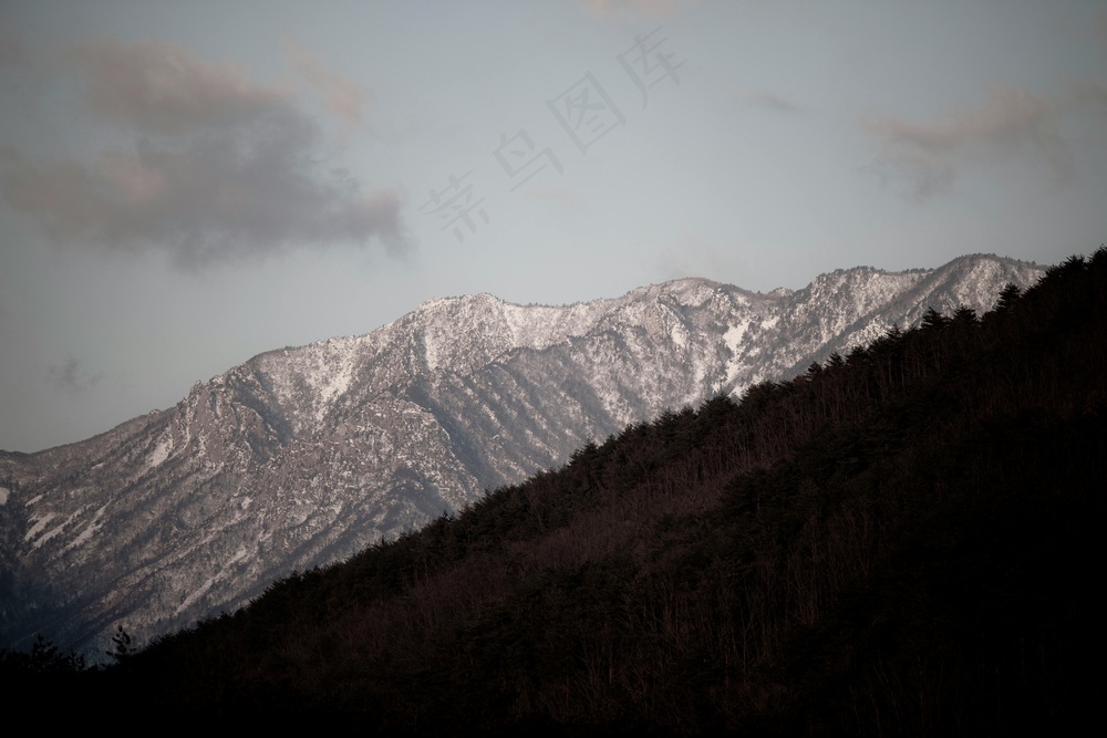暮色山峦：暗调中的静谧自然