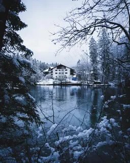 宁静的冬季湖畔小屋