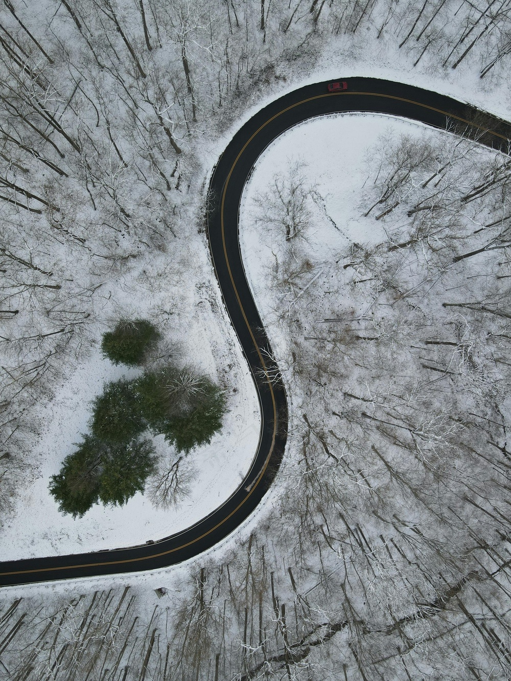雪覆蜿蜒道路的冬日风景