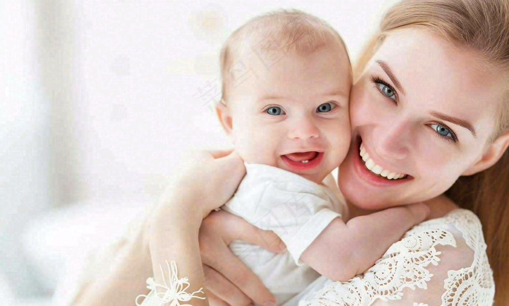 妈妈抱着孩子宠爱母亲节摄影图
