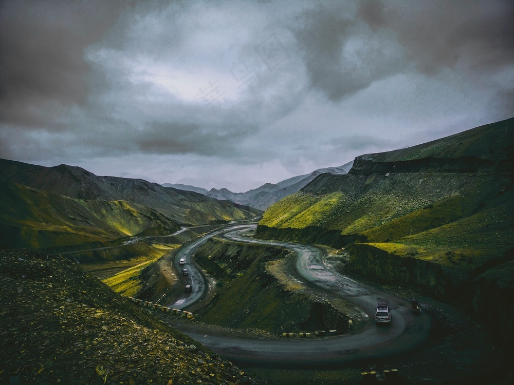 山道蜿蜒孤旅图·沉静自然风·灰绿交织色·宁静远行照