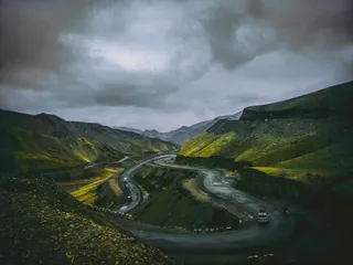 山道蜿蜒孤旅图·沉静自然风·灰绿交织色·宁静远行照