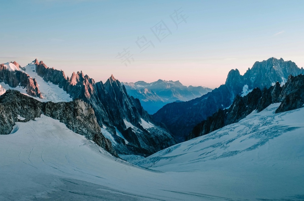 雪山之巅孤傲景 雄浑蓝橙装饰画