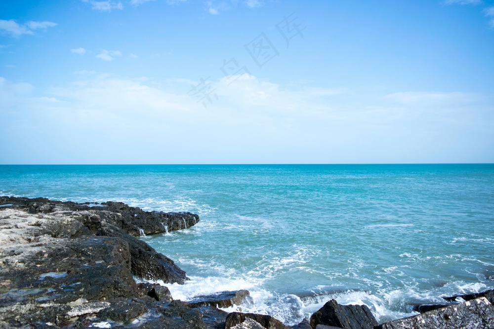 宁静碧蓝的海滨风光