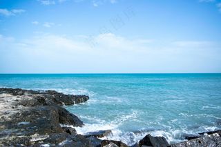 宁静碧蓝的海滨风光