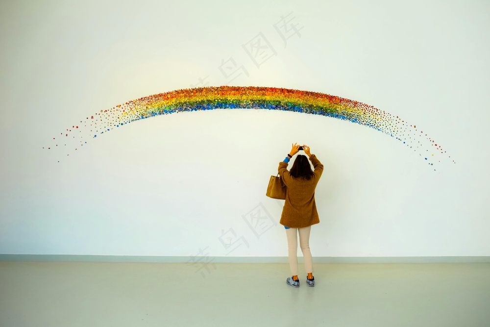 免费 女人穿着棕色上衣和米色的紧身裤，以图片彩虹彩绘墙 素材图片