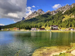 山间碧湖，云雾缭绕