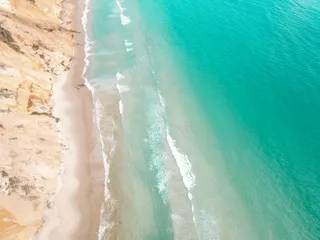 海岸线上的清澈碧水