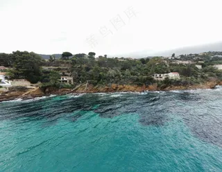 静谧海岸：航拍下的自然色彩