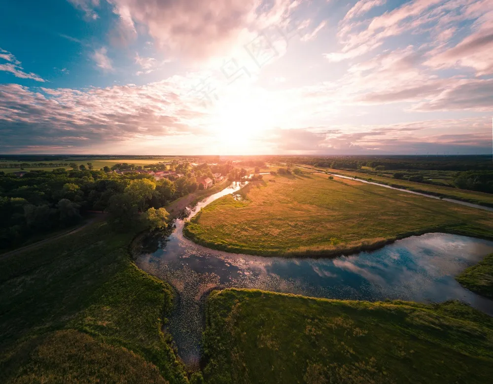 黄昏下的宁静草原