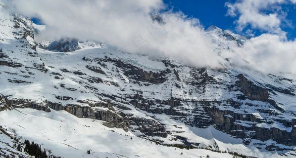 雪山云雾壮丽景·清新庄严风·蓝白交织色·旅游宣传照