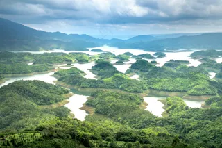 翠湖云影：自然风景航拍图