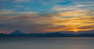 暮色中的宁静海港